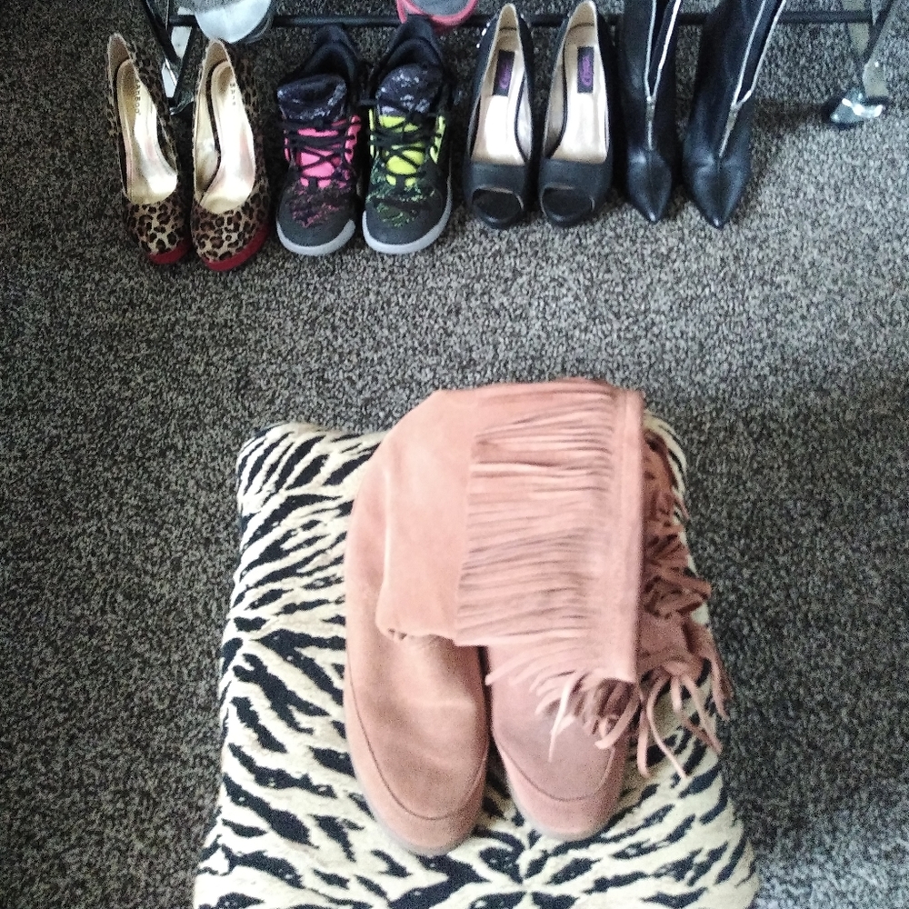 Fringed sued wedge heeled boot